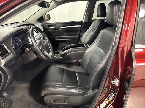 Used 2019 Toyota Highlander XLE w/ Carpet Mat Package (TMS) AWD/4WD image 3