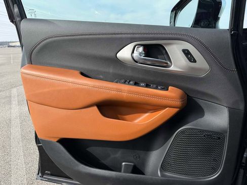 New 2026 Chrysler Pacifica Pinnacle image 29