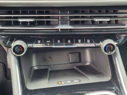 Used 2025 Chevrolet Traverse LT w/ Sun and Wheel Package FWD image 21