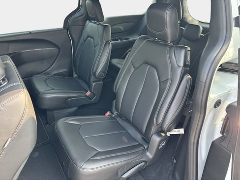 New 2025 Chrysler Pacifica Select FWD image 10