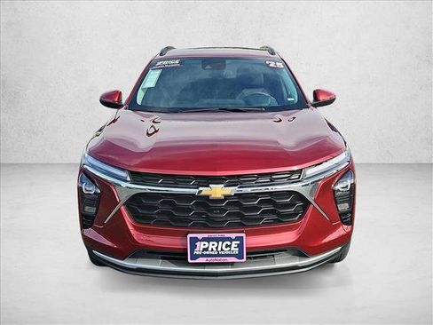 Used 2025 Chevrolet Trax LT FWD image 2