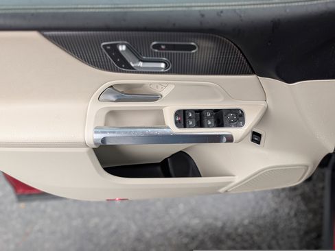 Used 2020 Mercedes-Benz GLB 250 4MATIC image 32