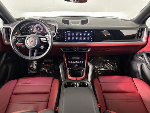 Used 2024 Porsche Cayenne image 21