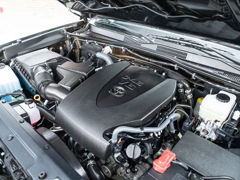 Used 2017 Toyota Tacoma TRD Off-Road image 8