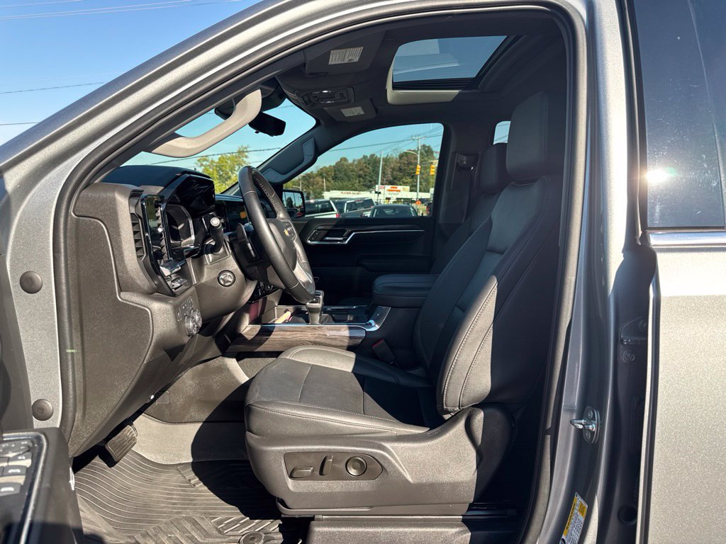 Used 2023 Chevrolet Silverado 1500 LTZ w/ LTZ Premium Package AWD/4WD image 17