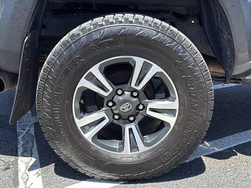 Used 2017 Toyota Tacoma TRD Off-Road w/ Premium & Technology Package AWD/4WD image 14