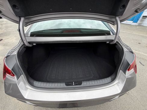 Used 2023 Hyundai Elantra Limited FWD image 11