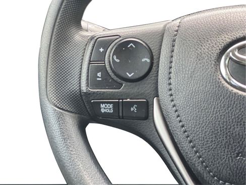 Used 2018 Toyota RAV4 LE FWD image 15