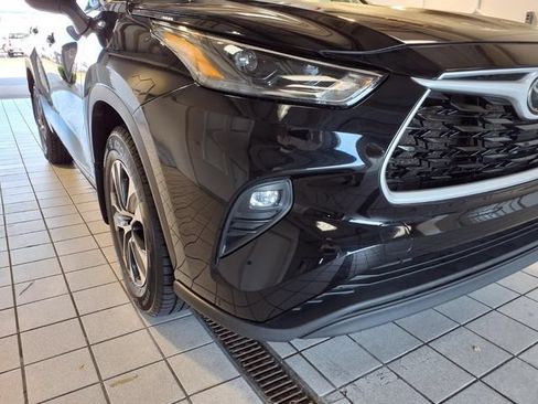 Used 2024 Toyota Highlander XLE AWD/4WD image 25