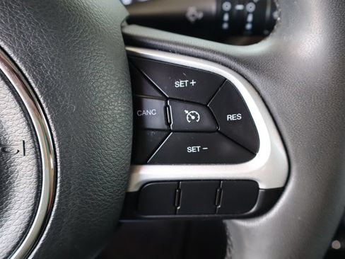 Used 2019 Jeep Renegade Latitude FWD image 19