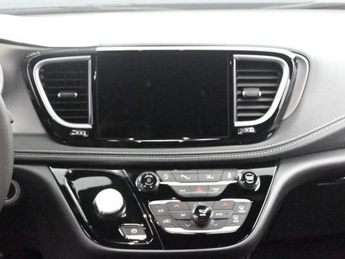 New 2027 Chrysler Pacifica Select w/ Family Tech Group AWD/4WD image 25