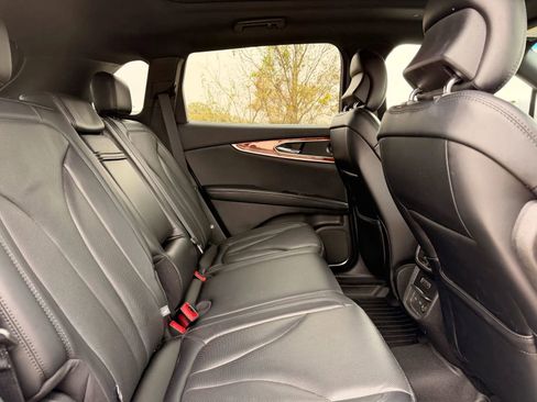 Used 2019 Lincoln Nautilus Reserve image 12