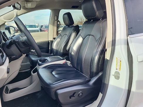 Used 2024 Chrysler Pacifica Select image 11