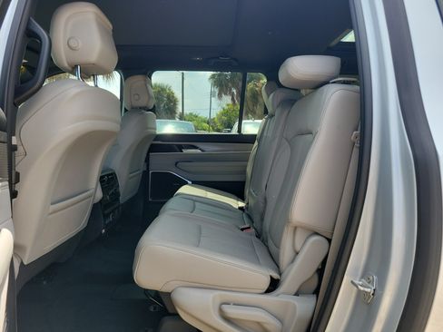 Used 2025 Jeep Wagoneer L 4WD w/ Premium Group I image 7