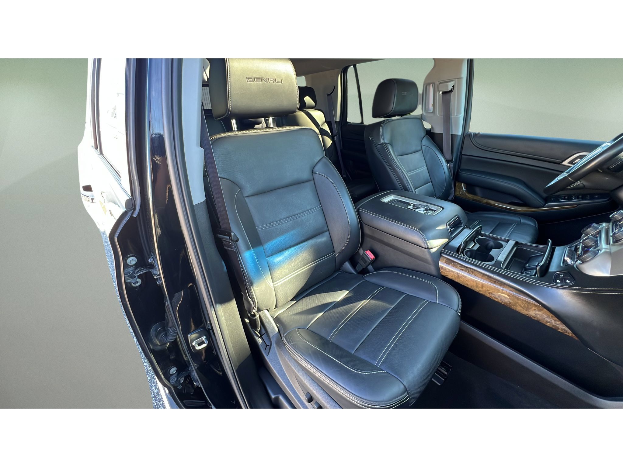Certified 2015 GMC Yukon Denali w/ Premium Package AWD/4WD image 32