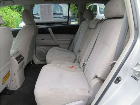 Used 2011 Toyota Highlander 4WD w/ Cold Weather Pkg image 4