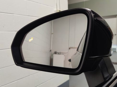 Used 2025 Volkswagen Taos SE image 9