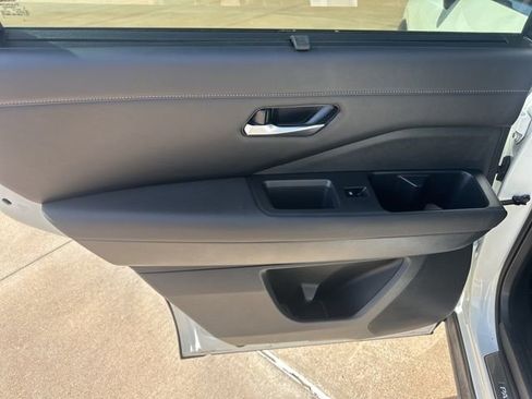 Used 2023 Nissan Pathfinder SL w/ Lighting Package (N92) FWD image 25