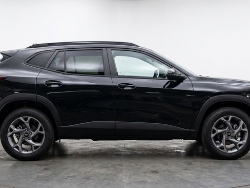 Used 2025 Chevrolet Trax LT w/ LT Convenience Package FWD image 11