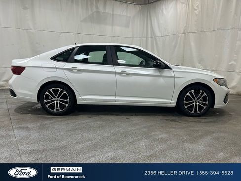 Used 2022 Volkswagen Jetta Sport image 9