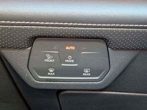 Used 2025 Volkswagen Atlas SE image 17