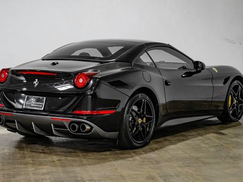 Used 2015 Ferrari California T RWD image 16
