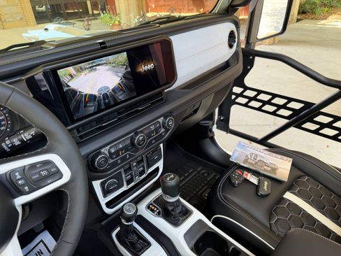 Used 2026 Jeep Wrangler Sahara AWD/4WD image 39