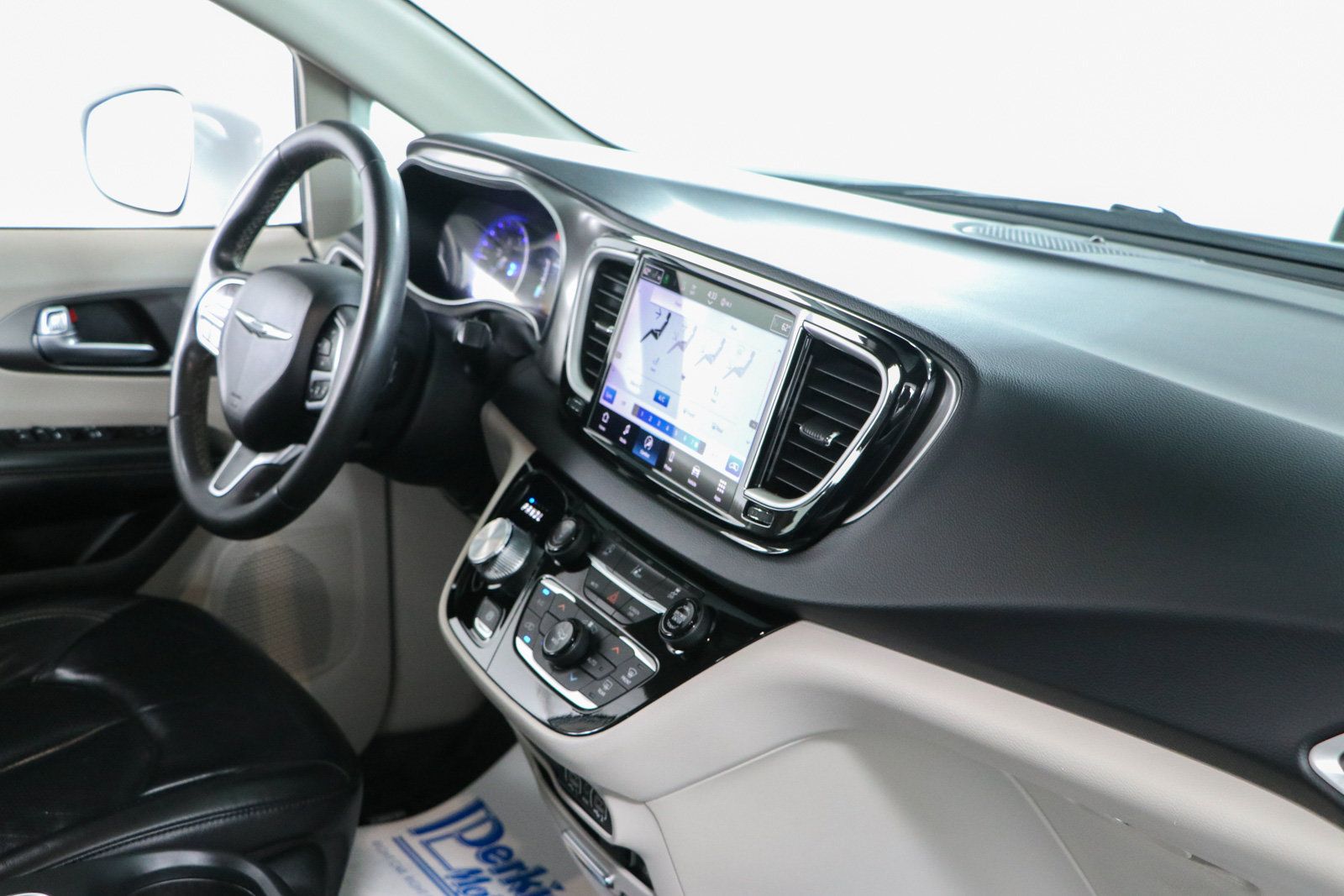 Used 2022 Chrysler Pacifica Touring-L FWD image 26