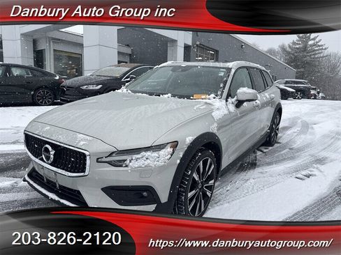 Used 2022 Volvo V60 T5 Cross Country w/ Advanced Package image 1