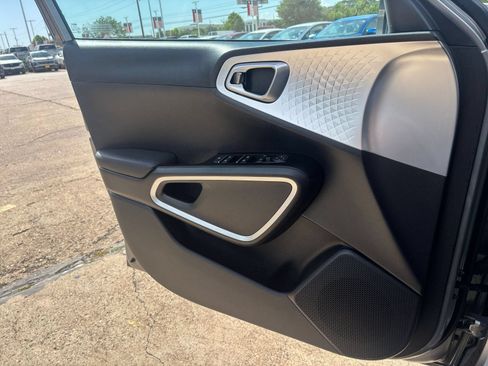 Used 2025 Kia Soul LX w/ LX Technology Package FWD image 18