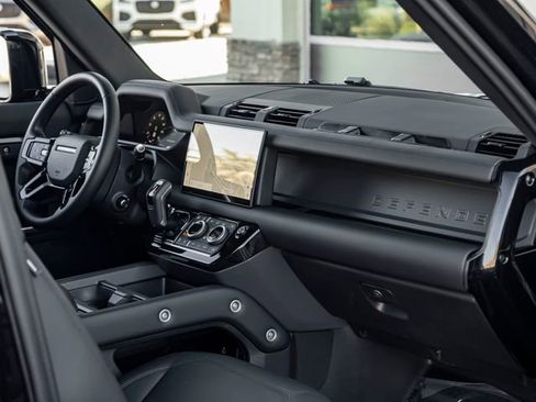 Used 2025 Land Rover Defender 90 X-Dynamic SE image 36