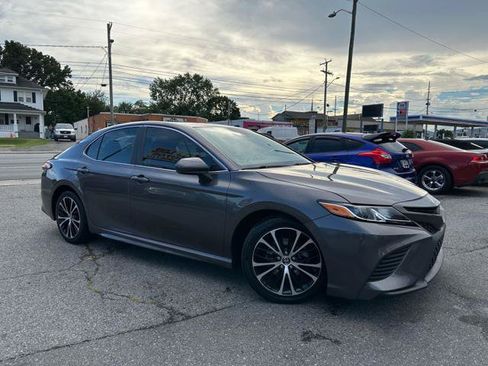 Used 2019 Toyota Camry SE FWD image 2