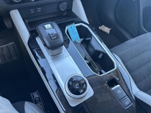 Used 2025 Mitsubishi Outlander AWD image 26