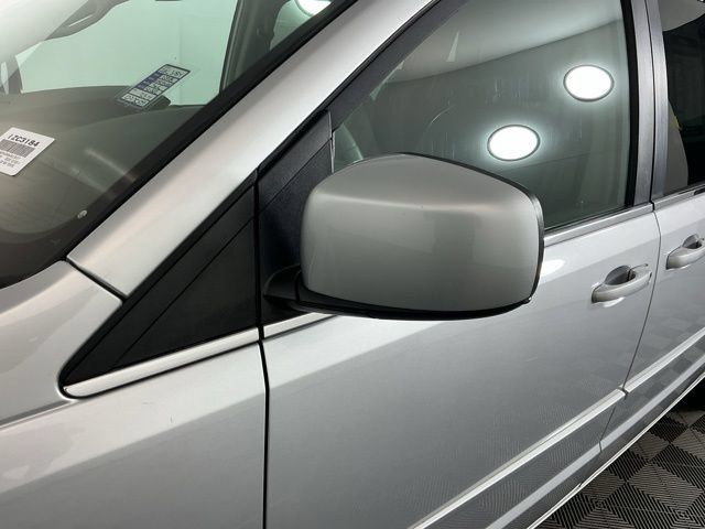 Used 2008 Chrysler Town & Country Touring FWD image 10