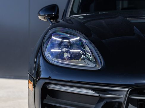 Certified 2026 Porsche Macan AWD/4WD image 17