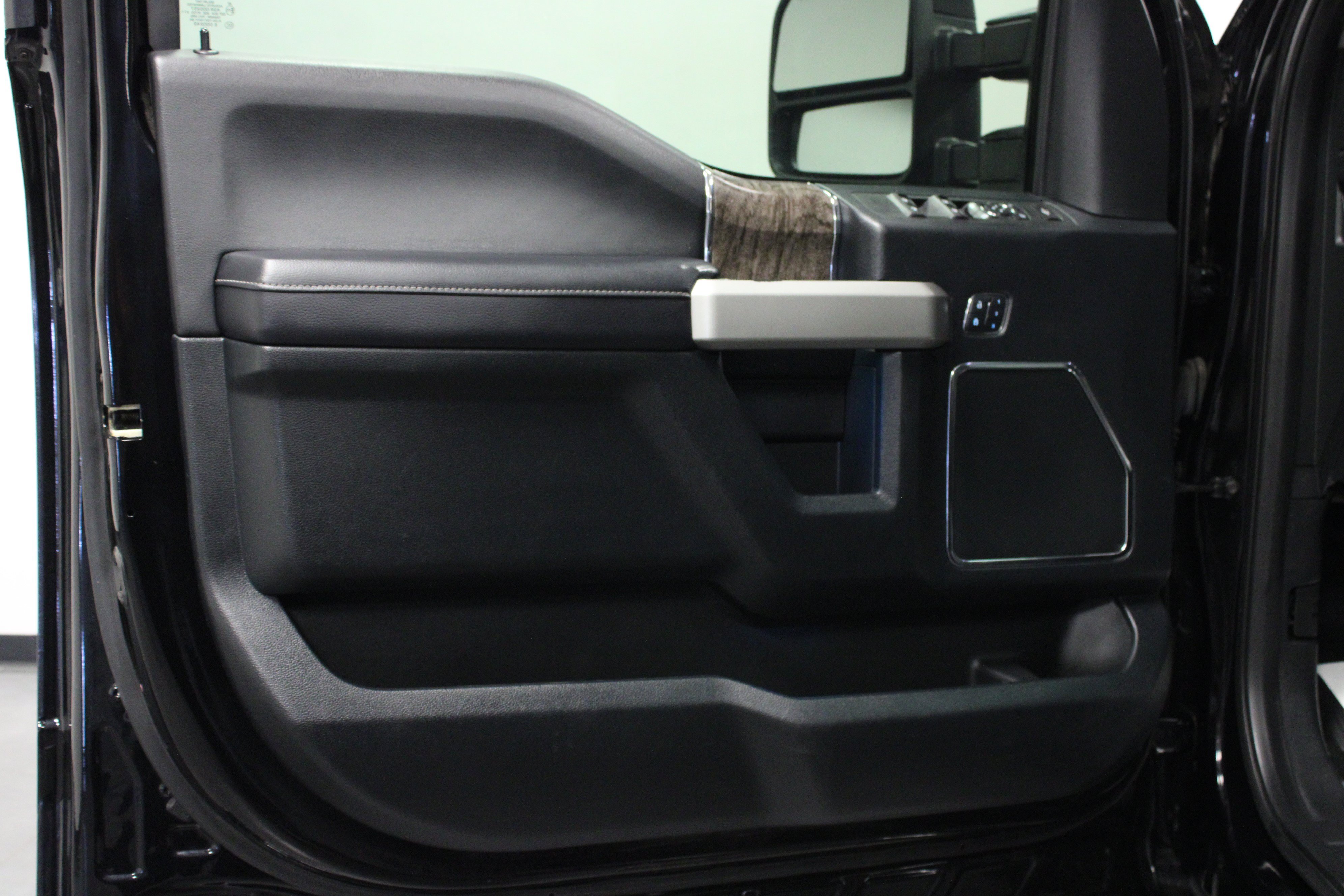 Used 2018 Ford F250 Lariat w/ Lariat Ultimate Package AWD/4WD image 11