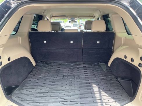Used 2019 Jeep Grand Cherokee Laredo AWD/4WD image 24