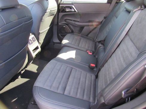 New 2025 Mitsubishi Outlander SE image 8