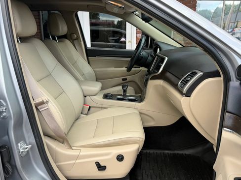 Used 2014 Jeep Grand Cherokee Limited w/ Luxury Group II AWD/4WD image 15