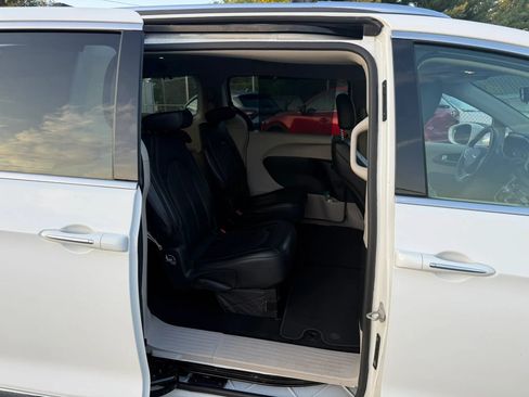 Used 2018 Chrysler Pacifica Touring-L w/ Advanced Safetytec Group FWD image 28