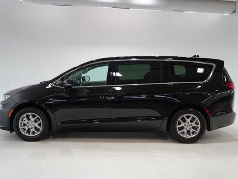 Used 2024 Chrysler Pacifica Touring-L image 4