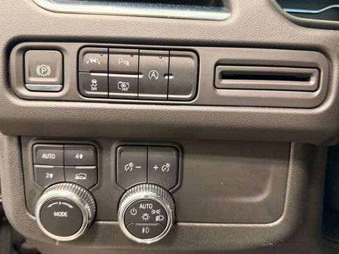 Used 2023 GMC Yukon XL SLT w/ SLT Premium Package image 29