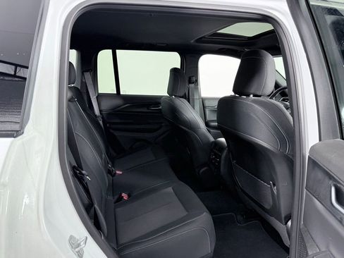 Used 2025 Jeep Grand Cherokee Laredo X w/ Luxury Tech Group I image 23