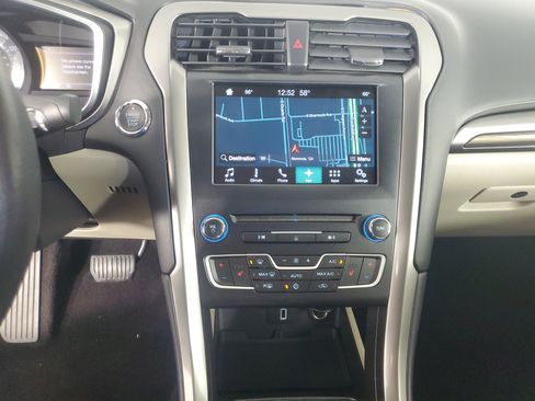 Used 2017 Ford Fusion SE w/ Fusion SE Technology Package image 16