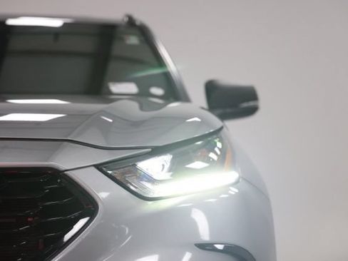 Used 2024 Toyota Highlander XSE FWD image 3