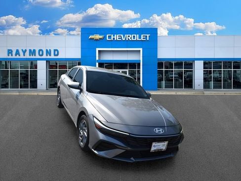 Used 2024 Hyundai Elantra SEL FWD image 10