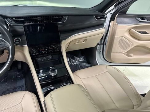 Used 2023 Jeep Grand Cherokee Limited w/ Luxury Tech Group II AWD/4WD image 25