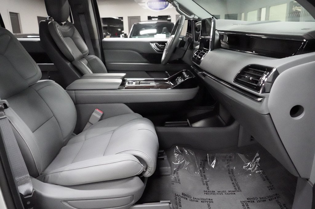 Used 2019 Lincoln Navigator L Select RWD image 32