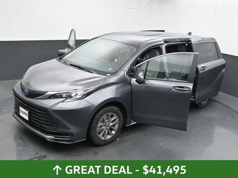 Used 2025 Toyota Sienna LE image 61