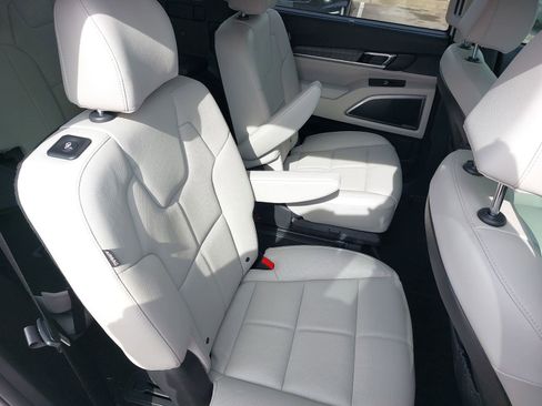 Used 2025 Kia Telluride EX w/ EX Captain's Chair Package image 11